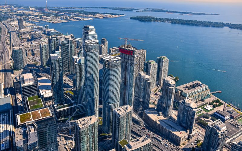 A high angle shot of the skyscrapers and buildings captured in Toronto, Canada